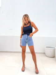 Bermuda denim desgastada