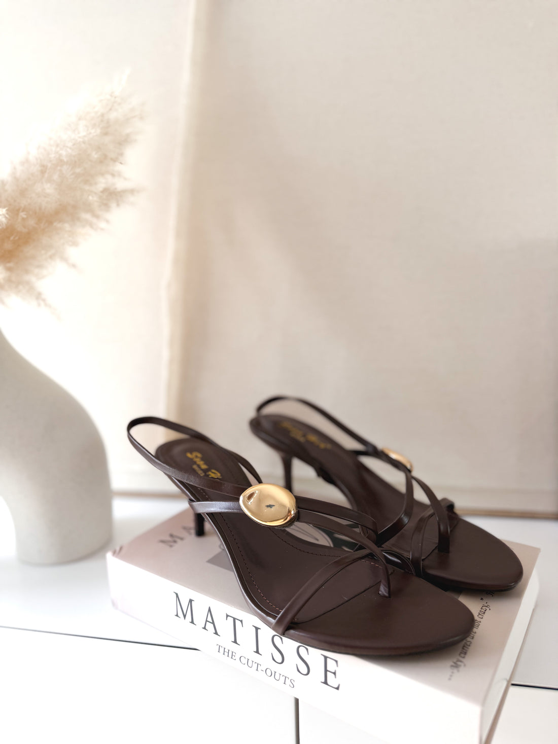 Sandalias tacón bajo choco