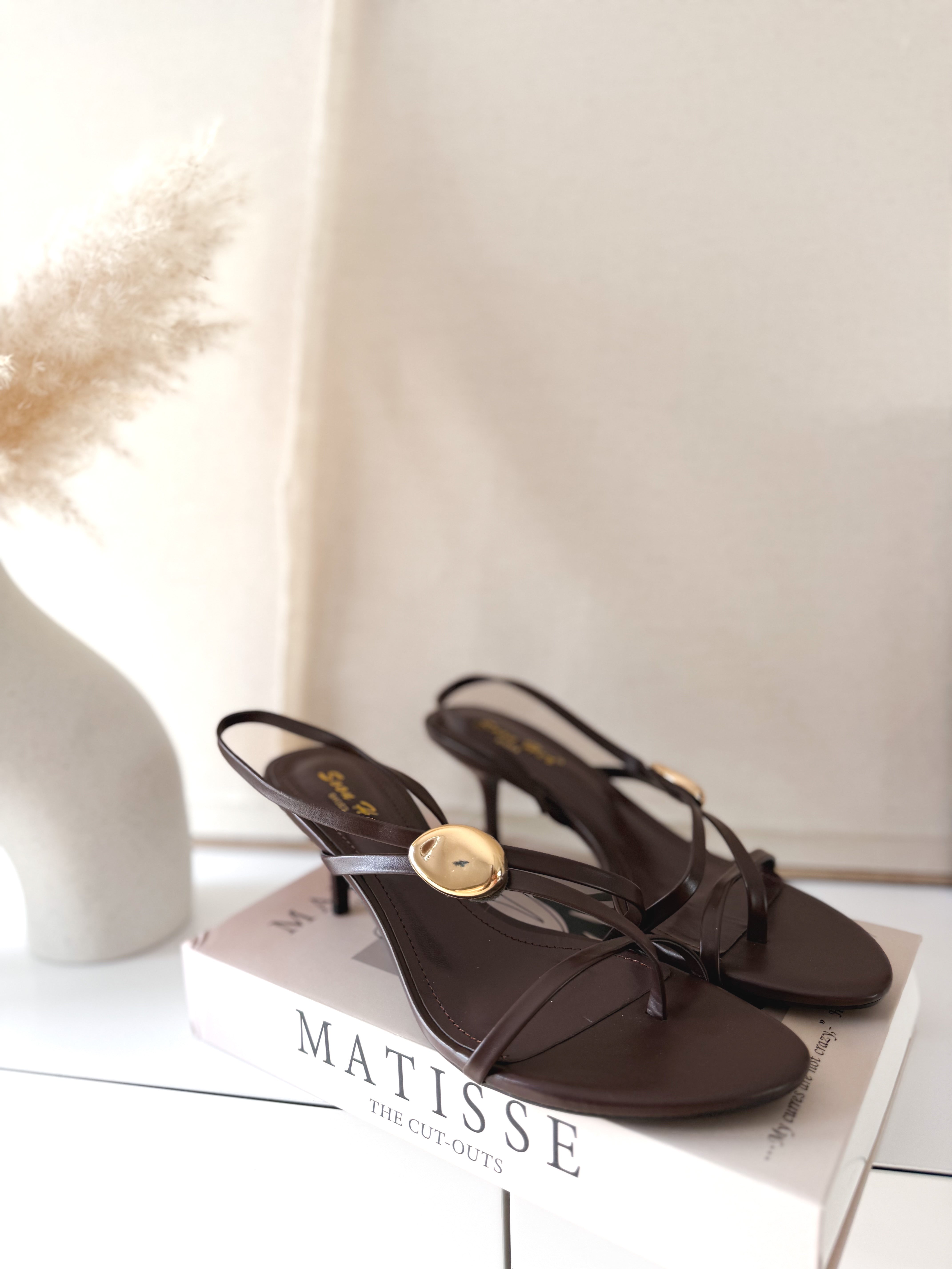 Sandalias tacón bajo choco