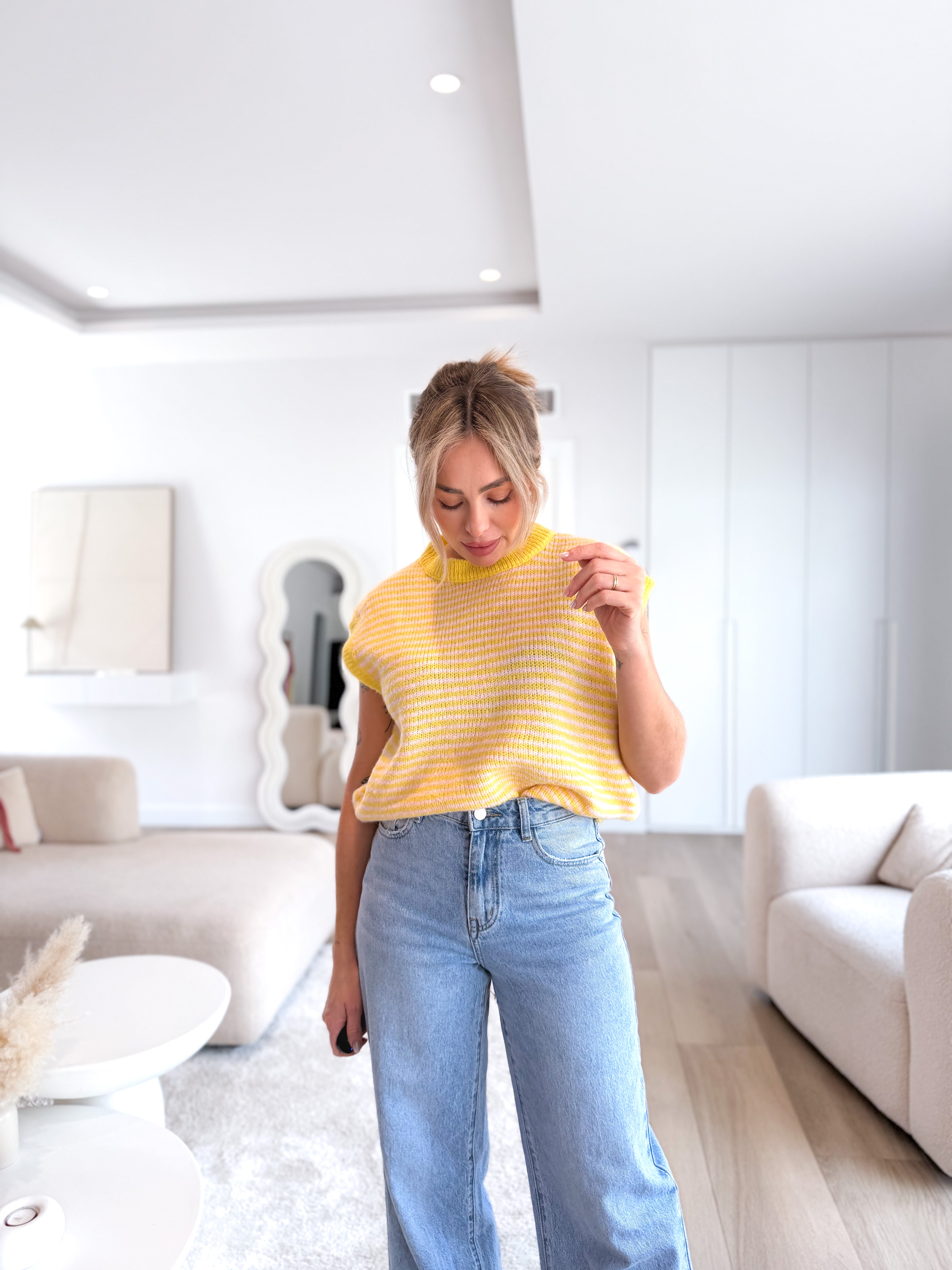 Suéter sin mangas amarillo