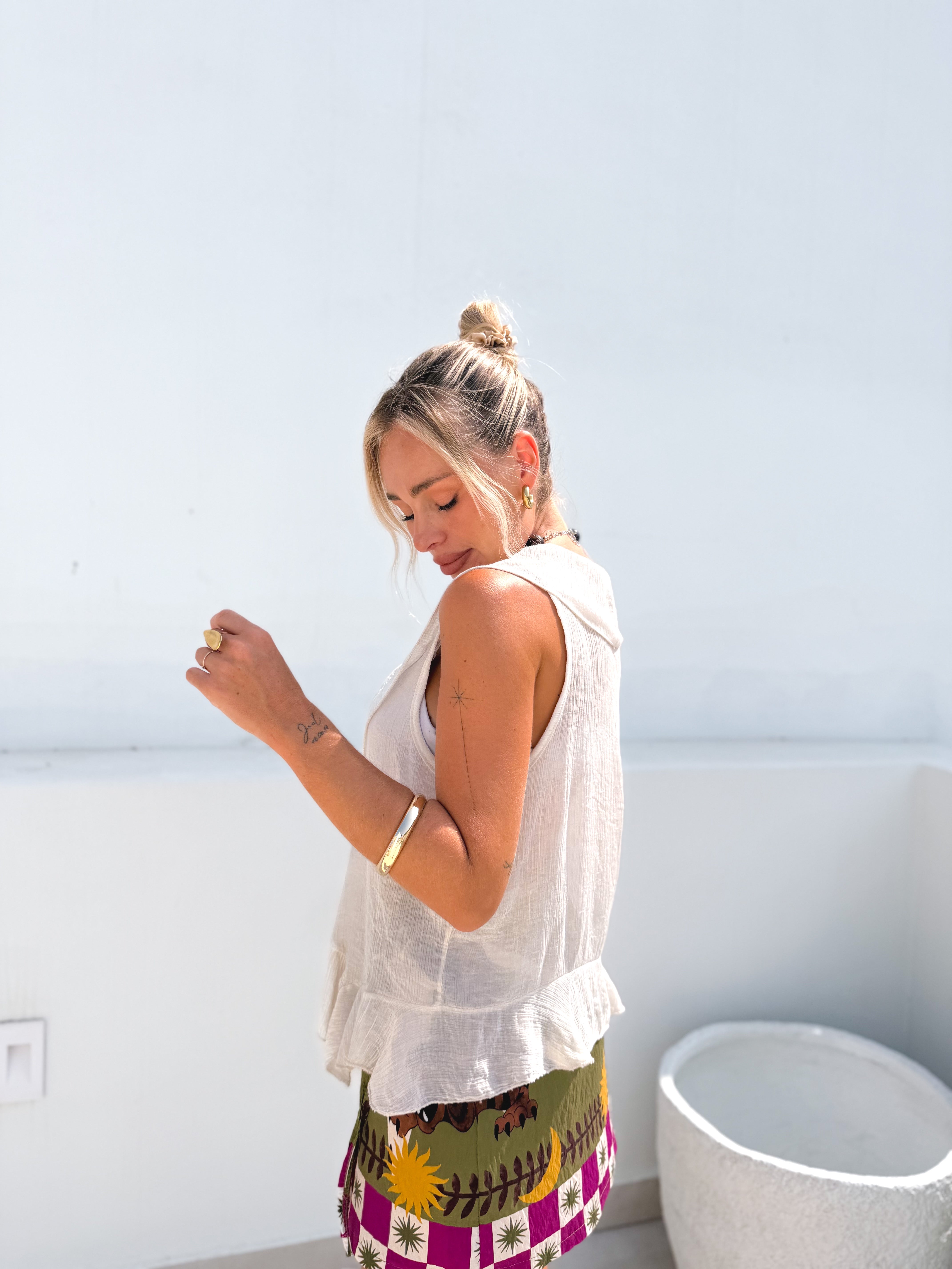 Camisa sin mangas volantes beige