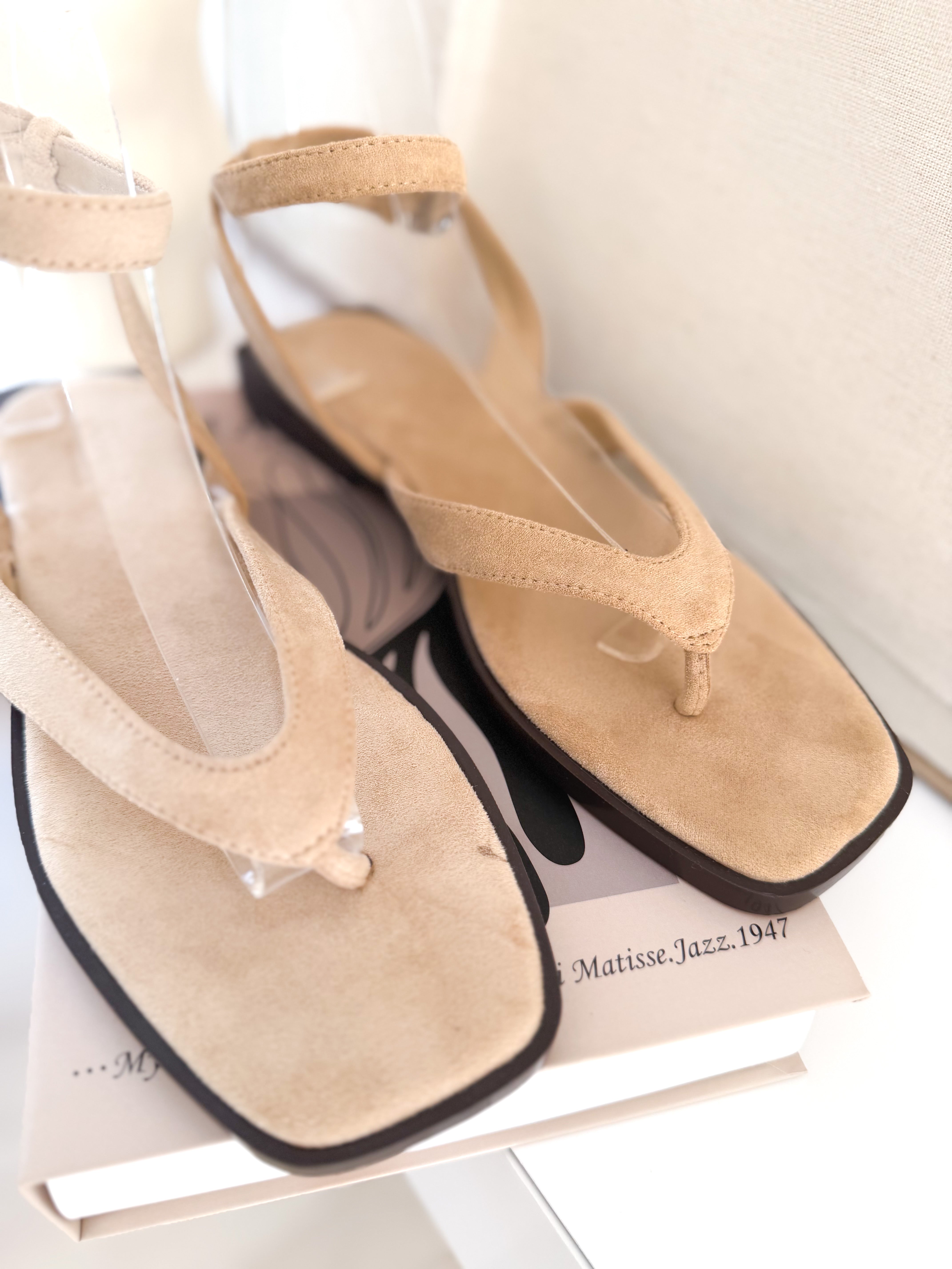 Sandalias planas beige