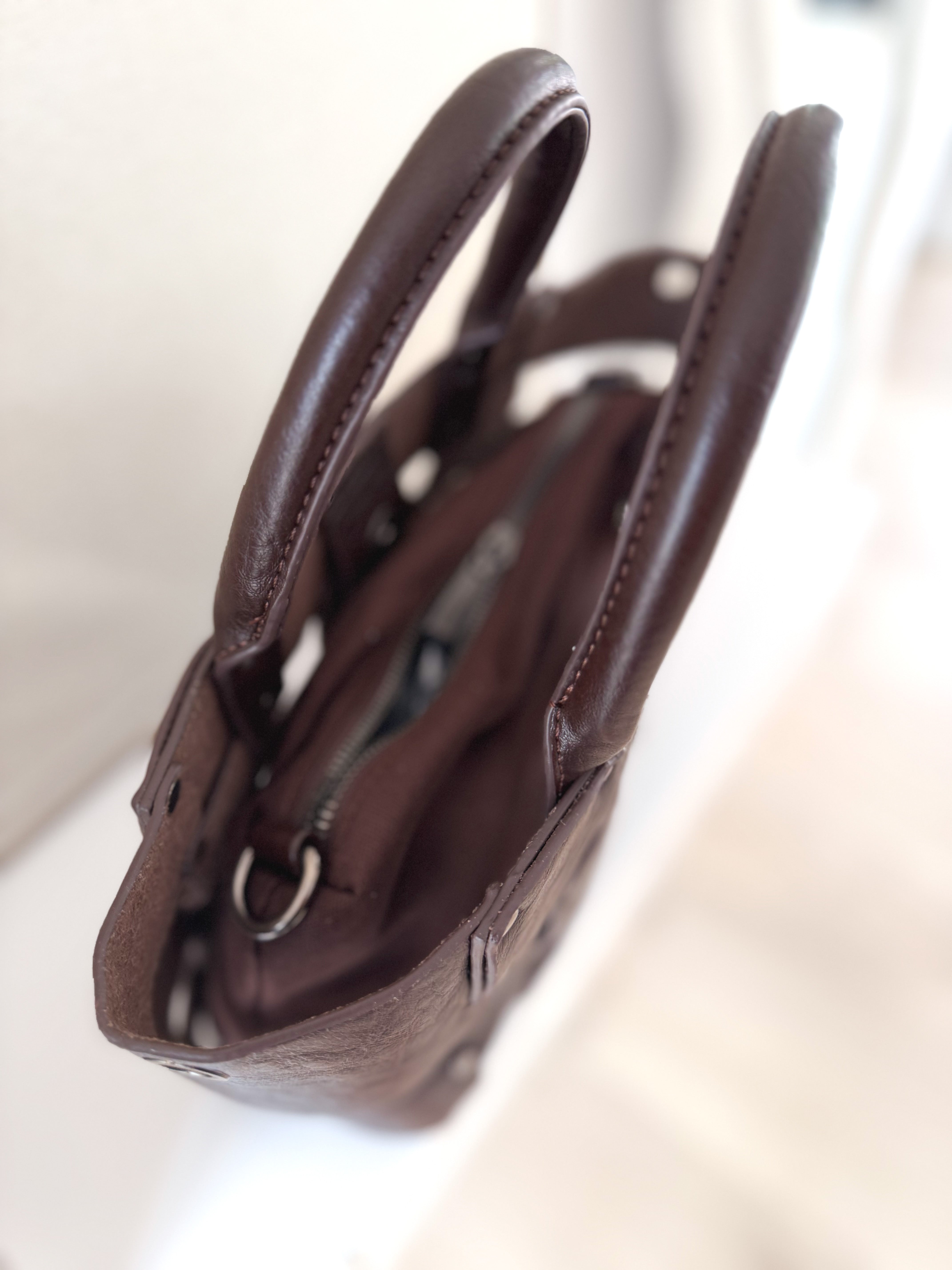 Bolso polipiel tachas combinada marrón