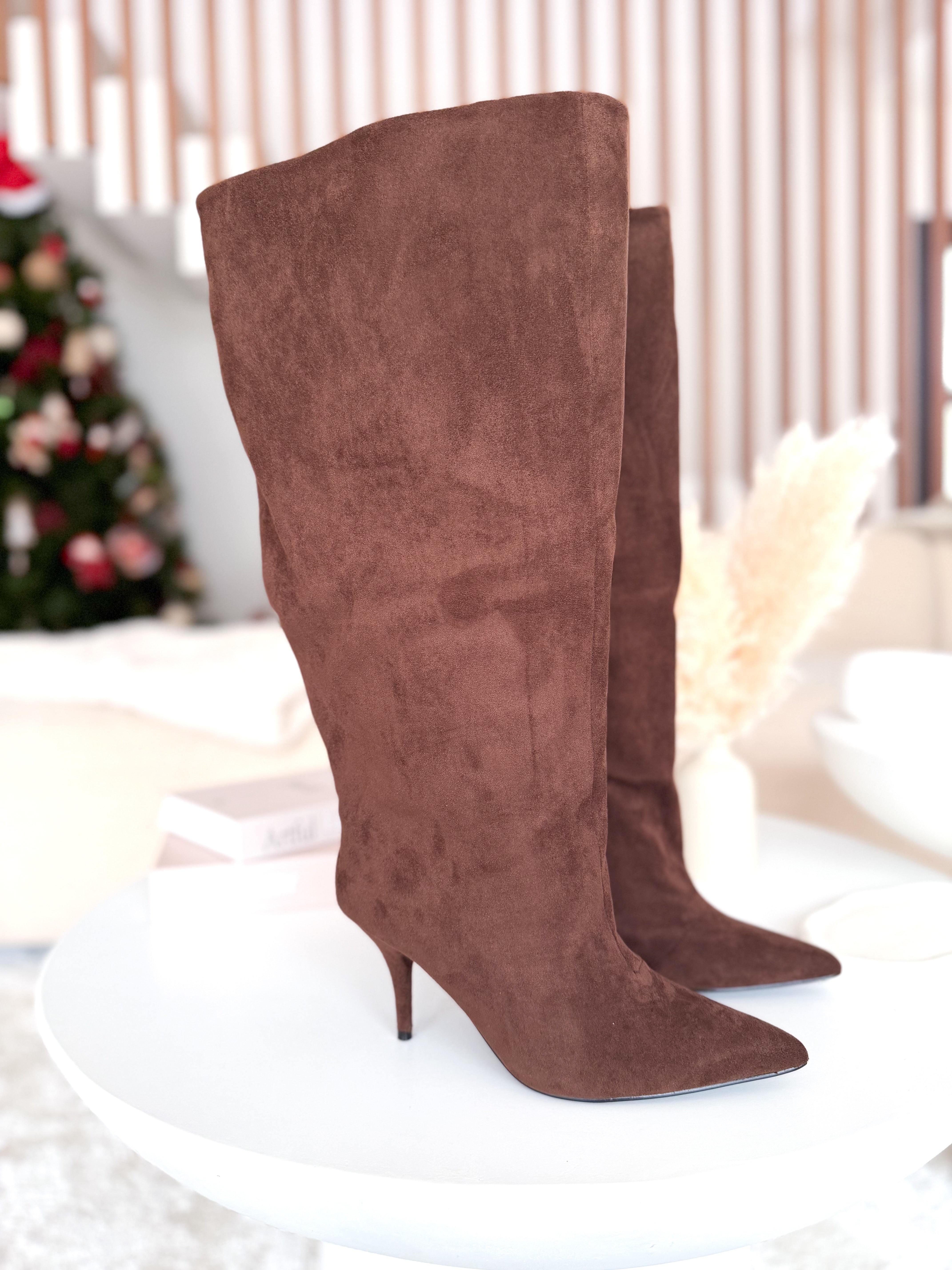 Botas altas ante amplias