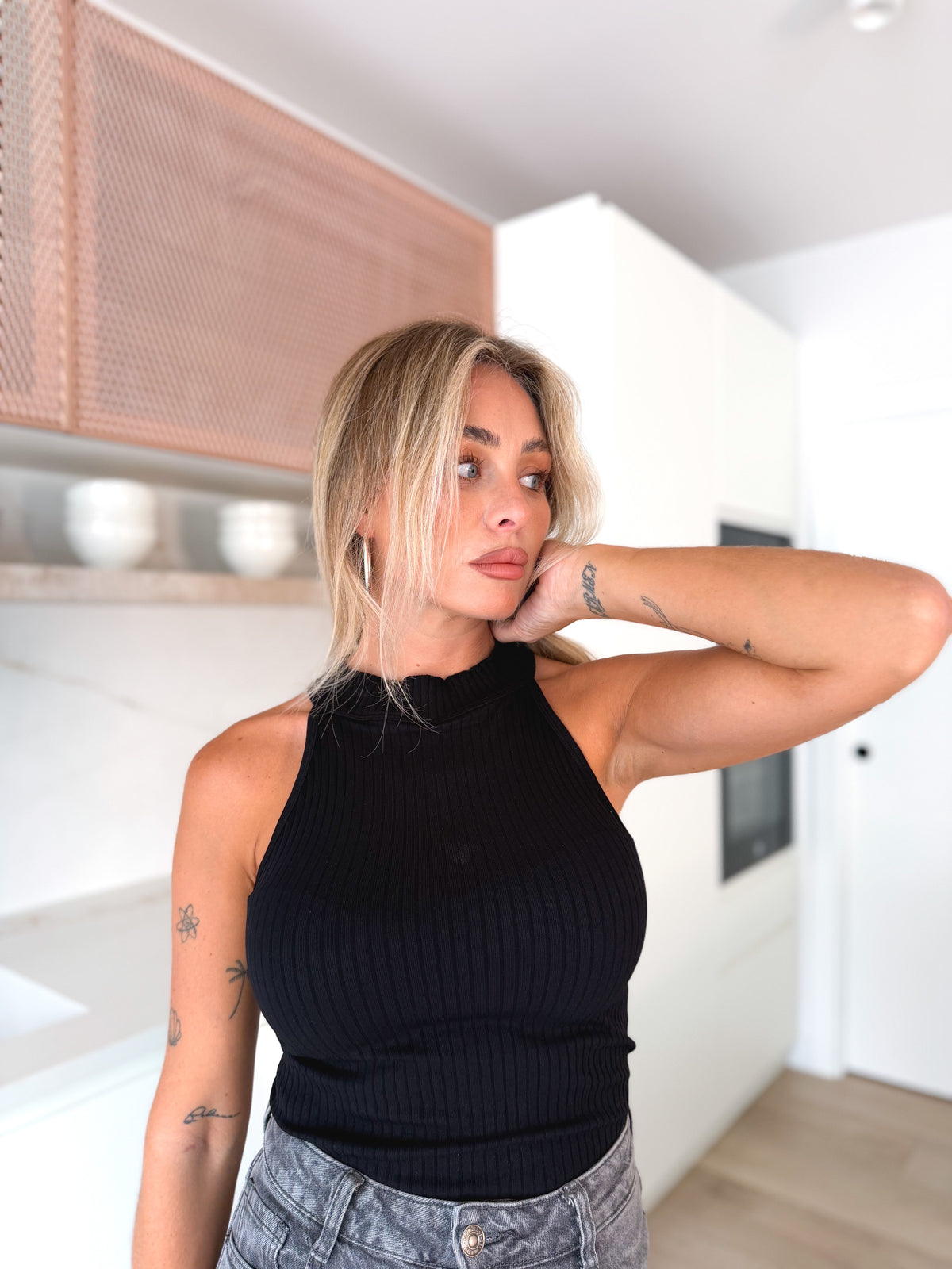 Top halter canalé negro